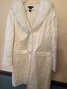 Apostrophe Rare Damask Ivory on White Topper Lucite Rhinestone Buttons Sz 18 - Picture 1 of 5