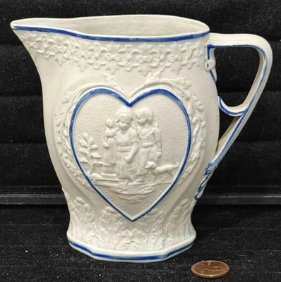 Antigua jarra o jarra inglesa de gres esmaltado en sal en relieve, escena infantil Foto 1 de 4