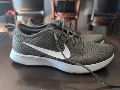 Limpias y elegantes Nike MD Runner 2 para mujer talla 7 verde oliva oscuro.  Foto 1 de 4