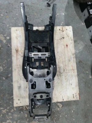 Subchasis Suzuki GSXR 1000 2007 2008 OEM con bandeja de batería dañada Foto 1 de 4