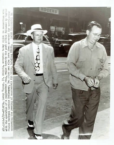 1948 Vintage Photo U.S. Marshal arrests counterfeit money maker in Atlanta GA - Picture 1 of 2