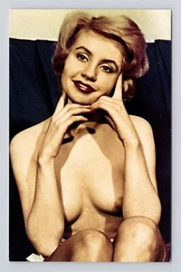 Posta Pinup Niña Topless Posando con Barbilla Manual - Pin-ups Clásicos #250 - Imagen 1 de 2