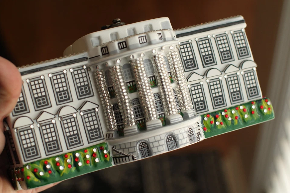 BOLSO PATRIÓTICO TIMMY WOODS BRILLANTES CRISTALES DE SWAROVSKI PAVIMENTAN LA CASA BLANCA DE EE. UU. Foto 1 de 1