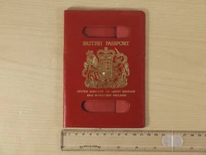 Caja Pilar Vintage Cuero Rojo Estilo Antiguo Pasaporte Cubierta Soporte 11.5x 16 cm En muy buena condición - Imagen 1 de 4