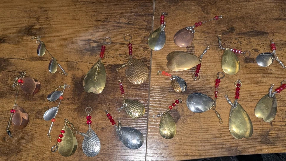 Lote de 19 señuelos de pesca vintage hojas giratorias cuentas de vidrio sin marca sin ganchos Foto 1 de 1