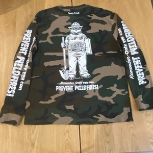 Teddy Fresh X Smokey the Bear Collaboration Longsleeve Shirt Camo Gr. S Limited - Bild 1 von 5