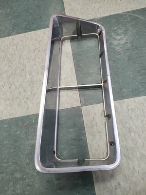 1977-78 Buick LeSabre moldura de acabamento de farol lateral direita passageiro fabricante de equipamento original - Imagem 1 de 4