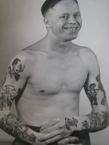 Vintage 10 x 8 pulgadas Foto de hombre tatuado - Sideshow, 'DIBUJOS ANIMADOS+', C.1950-60 - Imagen 1 de 3