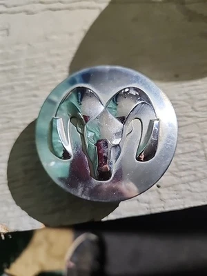 Cargador Dodge 1500 calibre Dakota OEM tapa central cromada 52013762AA 1LB72TRMAB Foto 1 de 4