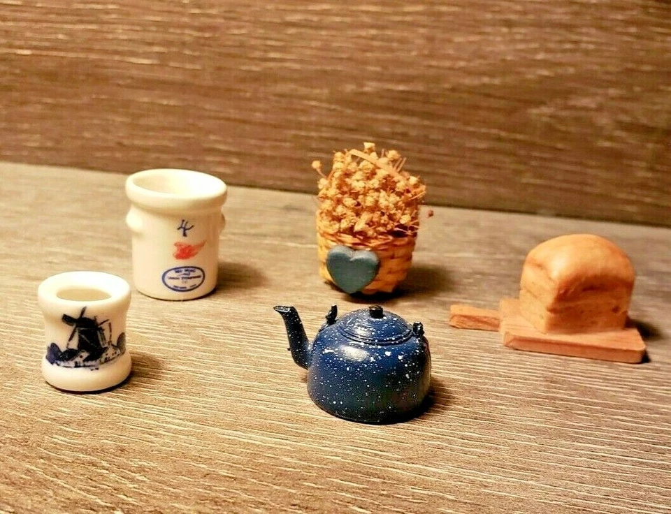 Miniaturas vintage para casa de muñecas: vajilla ala roja, Delft, tetera, pan/tablero, cesta Foto 1 de 4