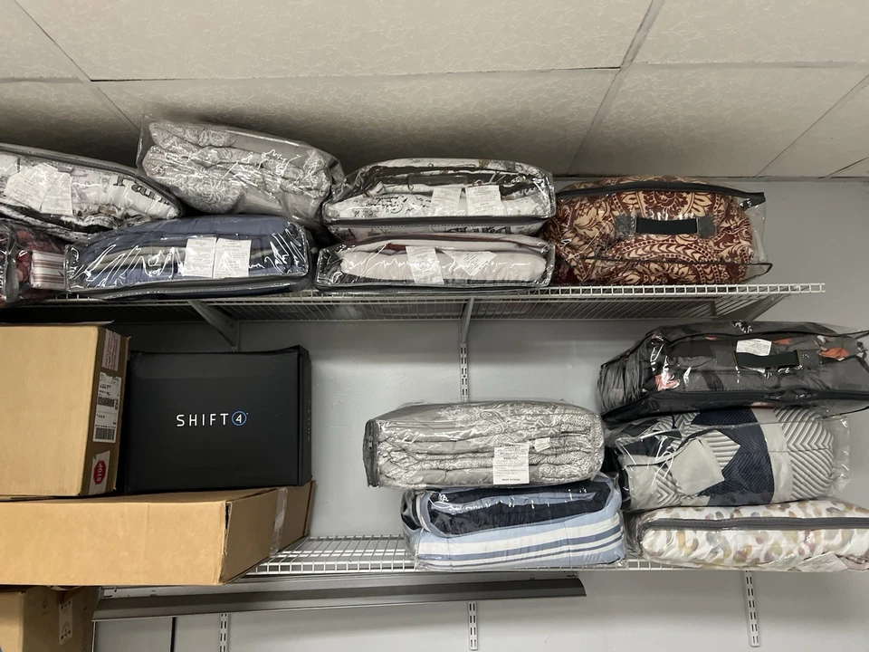 QUEEN Mint duvet+shams with KING velvet quilt + shams bedding set. - Image 1 of 4