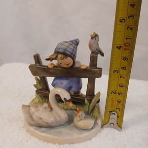 Goebel Hummel Figur " Feathered Friends " #344 1956 TMK5 Mädchen am Zaun Schwan - Bild 1 von 6