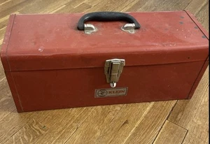 Klein Tools Werkzeugkoffer Vintage 54402 19” x 8” x 7” Werkzeugkoffer mit Ablage rot - Bild 1 von 11