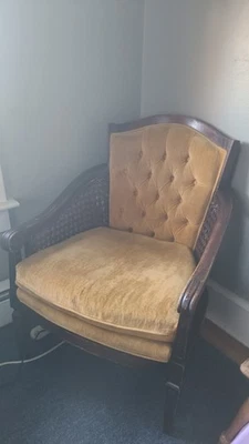 Silla de salón Lewittes de terciopelo dorado acolchado, enlatada, bien conservada Foto 1 de 4