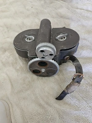 Винтажная кинокамера Bell & Howell Filmo 70-DR 16 мм с фильтрами - Изображение 1 из 3