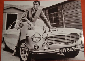Simon Templar - The Saint - Roger Moore mit Volvo P1800 Autogramm Foto mit COA - Bild 1 von 6