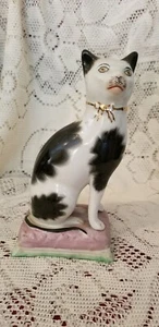 FIGURA ANTIGUA DE CERÁMICA STAFFORDSHIRE GATO SENTADO SOBRE ALMOHADA NEGRA BLANCA - Imagen 1 de 8