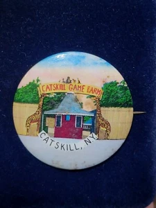 Vintage 1930s Catskill Game Farm Pinback Button NY New York Front Entrance - Picture 1 of 2