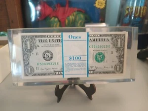 1977 US $1 One Dollar Bill Strap of 100 Encased In Lucite / Acrylic Paperweight - Picture 1 of 4