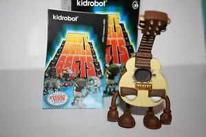 BANDA DE GUITARRA KIDROBOT 2011 BENT WORLD BEATS UNPLUGGED TOUR DISEÑADOR JUGUETE ARTÍSTICO - Imagen 1 de 3
