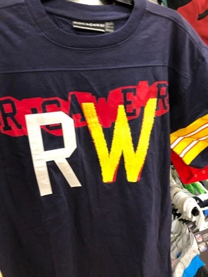 CAMISETA ROCOWEAR NIÑOS LETRAS COSIDAS AZUL MARINO/MULTICOLOR CON ETIQUETAS Foto 1 de 4