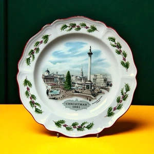 Plato de Navidad Wedgwood Queen's Ware 1981 Trafalgar Square Londres Inglaterra - Imagen 1 de 13