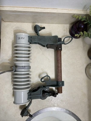 Gran fusible vintage de porcelana gris de alto voltaje recortado/ Foto 1 de 4