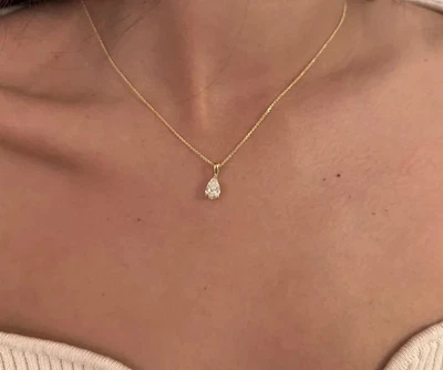 Collar y colgante de diamantes cultivados en laboratorio de 0,80 quilates talla pera G/VS1 de oro amarillo de 14 k Foto 1 de 2