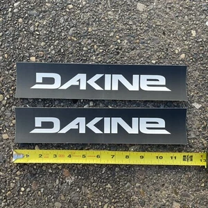 "Lote de 2 ENORMES PEGATINAS DAKINE surf chaqueta de nieve almohadilla mochila bicicleta negra 12""x2,5""" - Imagen 1 de 2
