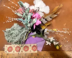 Lote vintage sombrerería flores hojas plumas ribete cintas estudio liquidación venta - Imagen 1 de 6