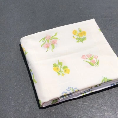 Funda de Almohada Estándar Utica Blanca con Flores Polialgodón Hecha en EE. UU. 20.5" X 30" Foto 1 de 4