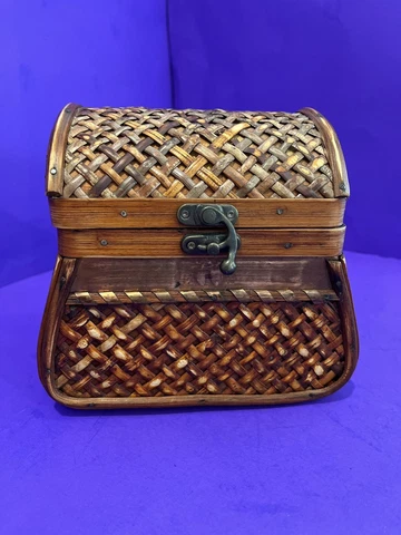 Woven Wicker Rattan Trinket Box * Treasure Chest  w/ Latch Cover