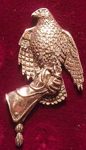 Broche de cetrería grande halcón halcón peltre firmado - Imagen 1 de 1