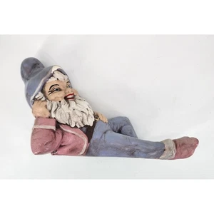 Liegender Gartenzwerg Figur blauer Hut rosa Jacke sitzend Rasen Ornament - Bild 1 von 5