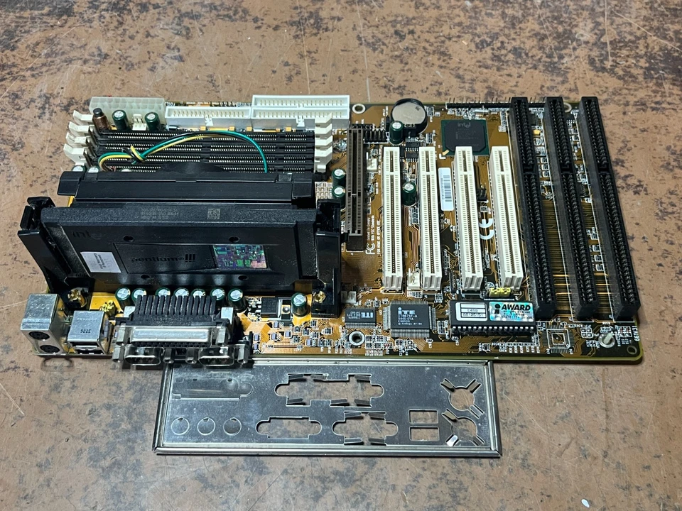 Vintage RETRO Gaming Motherboard 661V31 Slot 1 4x SDRAM AGP 4x PCI 3x ISA ATX - Image 1 of 1