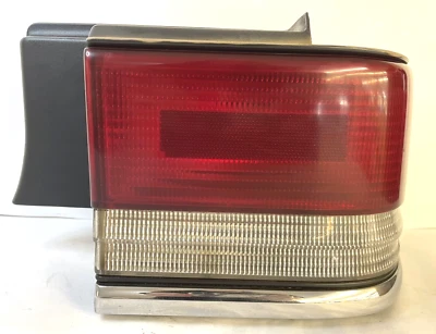 Luz trasera lateral derecha del pasajero Plymouth Acclaim 1989-1991 OEM 166-01386R Foto 1 de 4