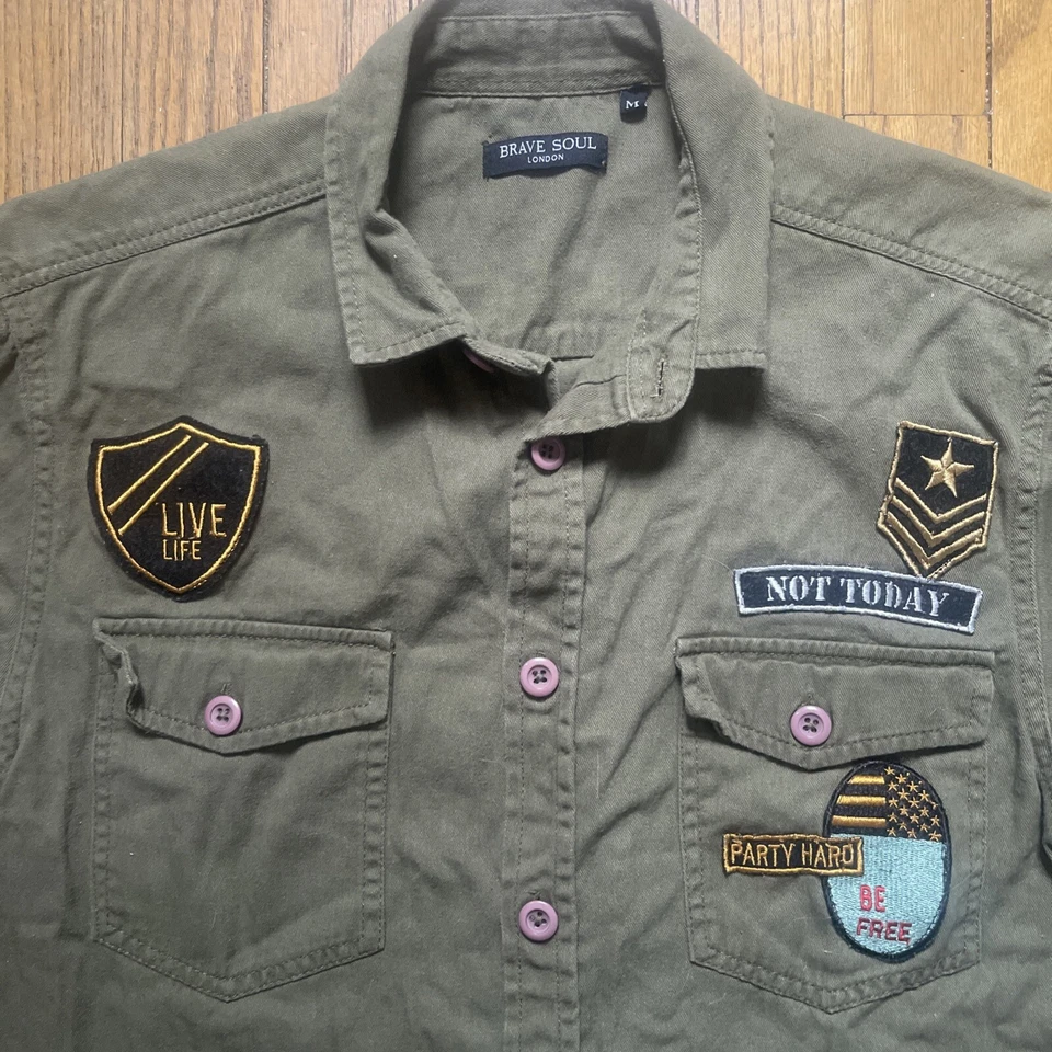 Camisa Brave Soul London Parche Militar Botón Hombres M Verde Ejército NO HOY SEA GRATIS Foto 1 de 4