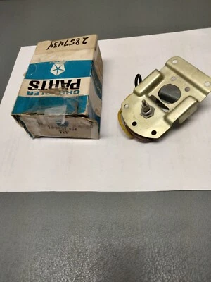 Conjunto de interruptor de lámpara de lectura Mopar NOS. 67 Plymouth VIP, Foto 1 de 2