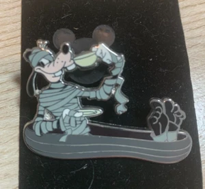 65951 Disney Haunted Mansion GOOFY as the Mummy Sitting in a Coffin Mystery Pin - Picture 1 of 2