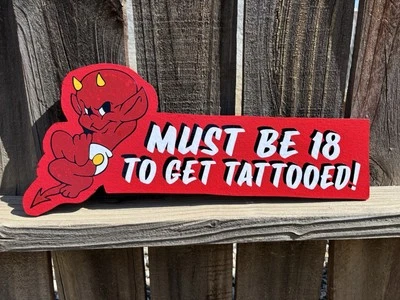 ¡Debe tener 18 años para tatuarse! Letrero de tienda de tatuajes hecho a mano Hot Stuff Foto 1 de 4