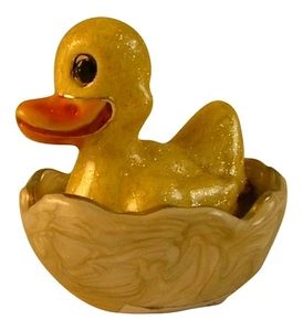 Pato de goma amarillo sentado en caja de baratija con bisagras de peltre de huevo - Imagen 1 de 1