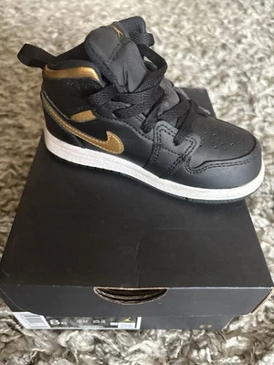 Nike Air Jordon Niño Pequeño 1 Mid DQ8425071 Negro/Dorado Metálico/Blanco 8c Foto 1 de 4