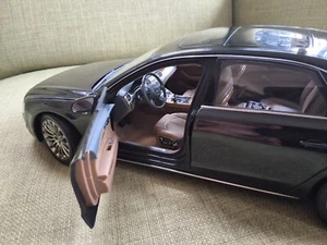 Audi A8L W12 Kyosho 1/18 - Foto 1 di 5
