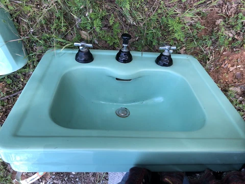 1916 turquoise pedestal sink in very good condition Cover