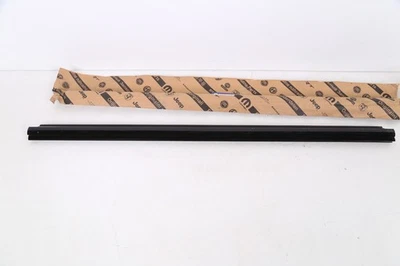 Nuevo Genuino OEM Mopar 11-16 T&C Puerta Delantera Ventana Cinturón Resistente para el Tiempo 4894975AC Foto 1 de 4