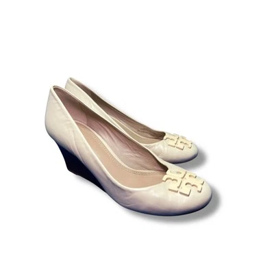 Zapatos de salón de cuña Tory Burch para mujer de 5,5 m de cuero crema con logotipo en la punta Brasil Foto 1 de 4