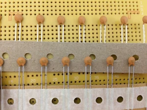 470pF 820pF 100Vdc Ceramic Leaded Capacitor ±10% Vishay Y5P Dielectric Multi Qty - Picture 1 of 4