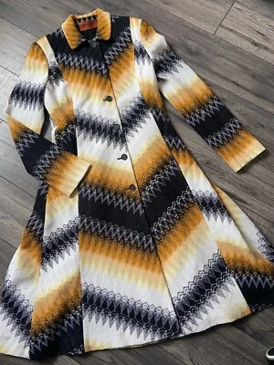 ABRIGO MISSONI ZIGZAG TEJIDO CROCHET AJUSTE Y ACAMPANADO HECHO EN ITALIA REINO UNIDO 10 VENTA AL POR MENOR £1780 Foto 1 de 4