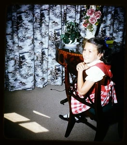 Little girl at home - 1956 Stereo Realist slide #1867 - Picture 1 of 3