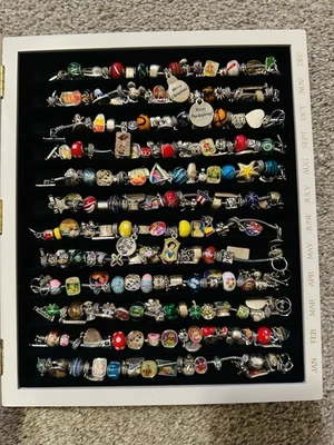 Willabee & Ward Disney 12 Meses Dije Pulsera Conjunto Completo con Vitrina de Madera Foto 1 de 4